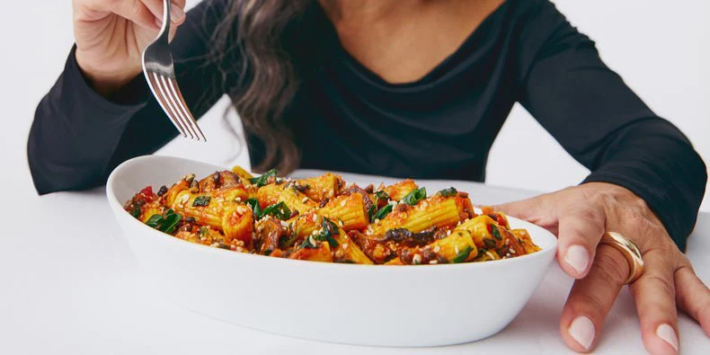 How to Cast Iron: The Definitive Guide to Seasoning and Cooking